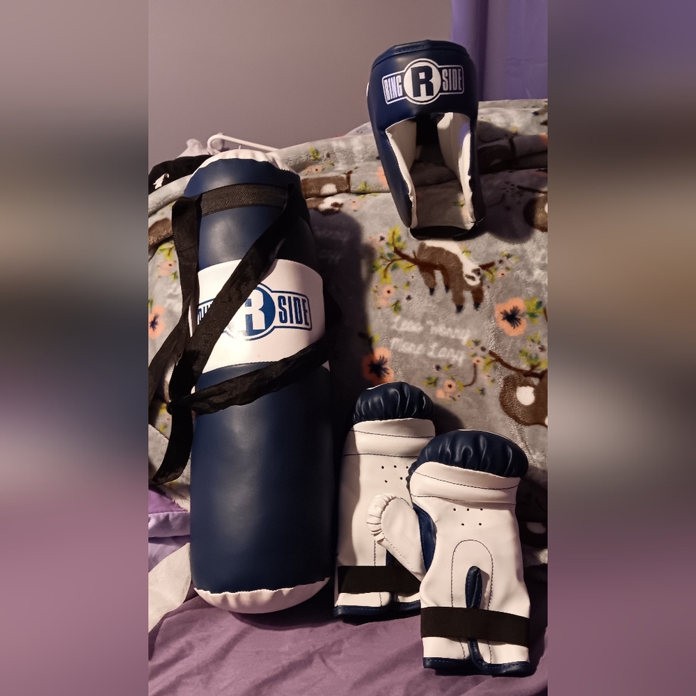 YOUTH PUNCHING BAG WITH GLOVES, SOFT HELMET AND A STORAGE BAG